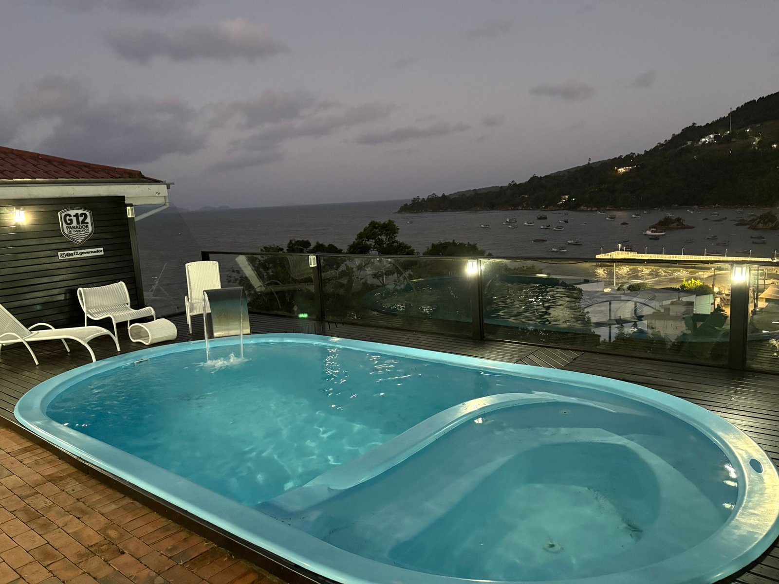 Piscina da Casa G12 ao entardecer