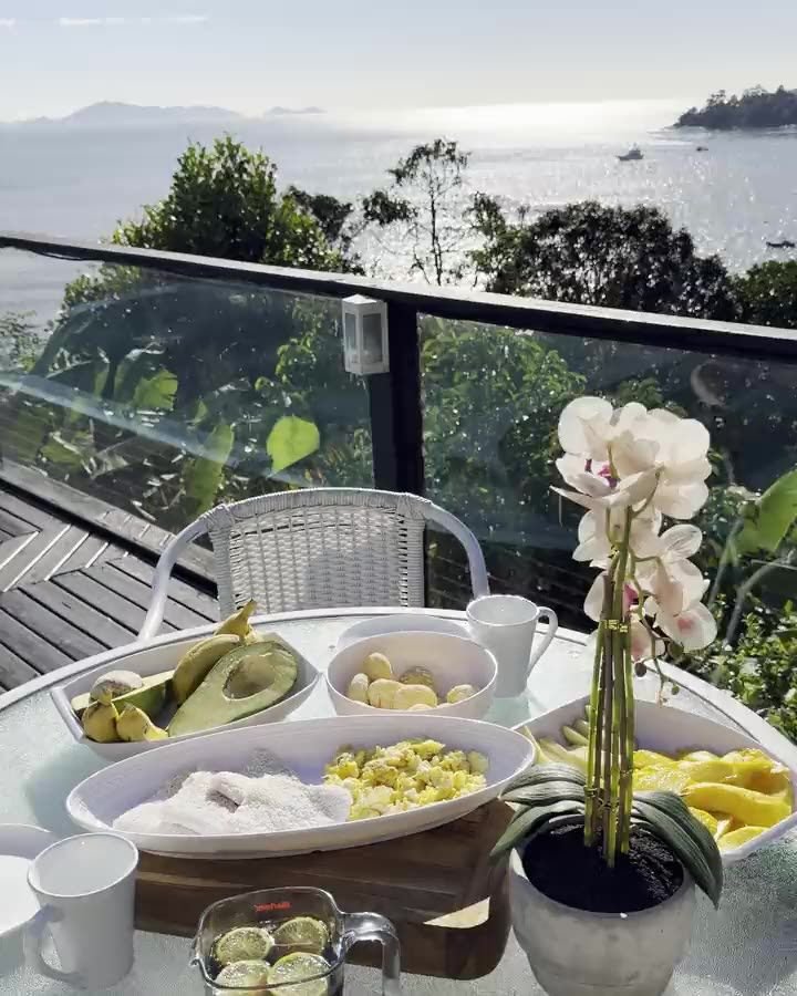 Breakfast with a sea view at Casa G12