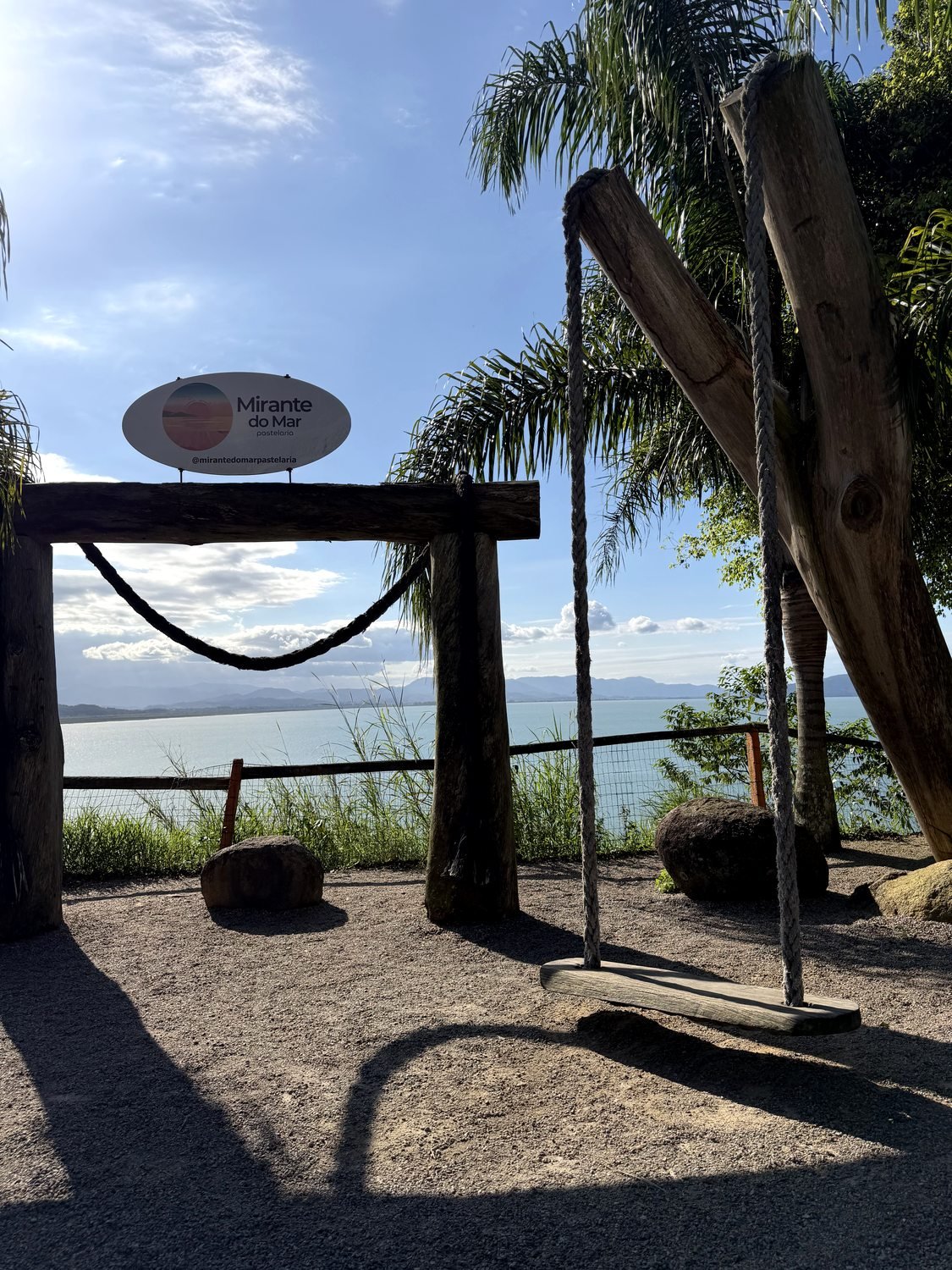 Viewpoint with a wooden swing and a sea view, near the access to Casa G12