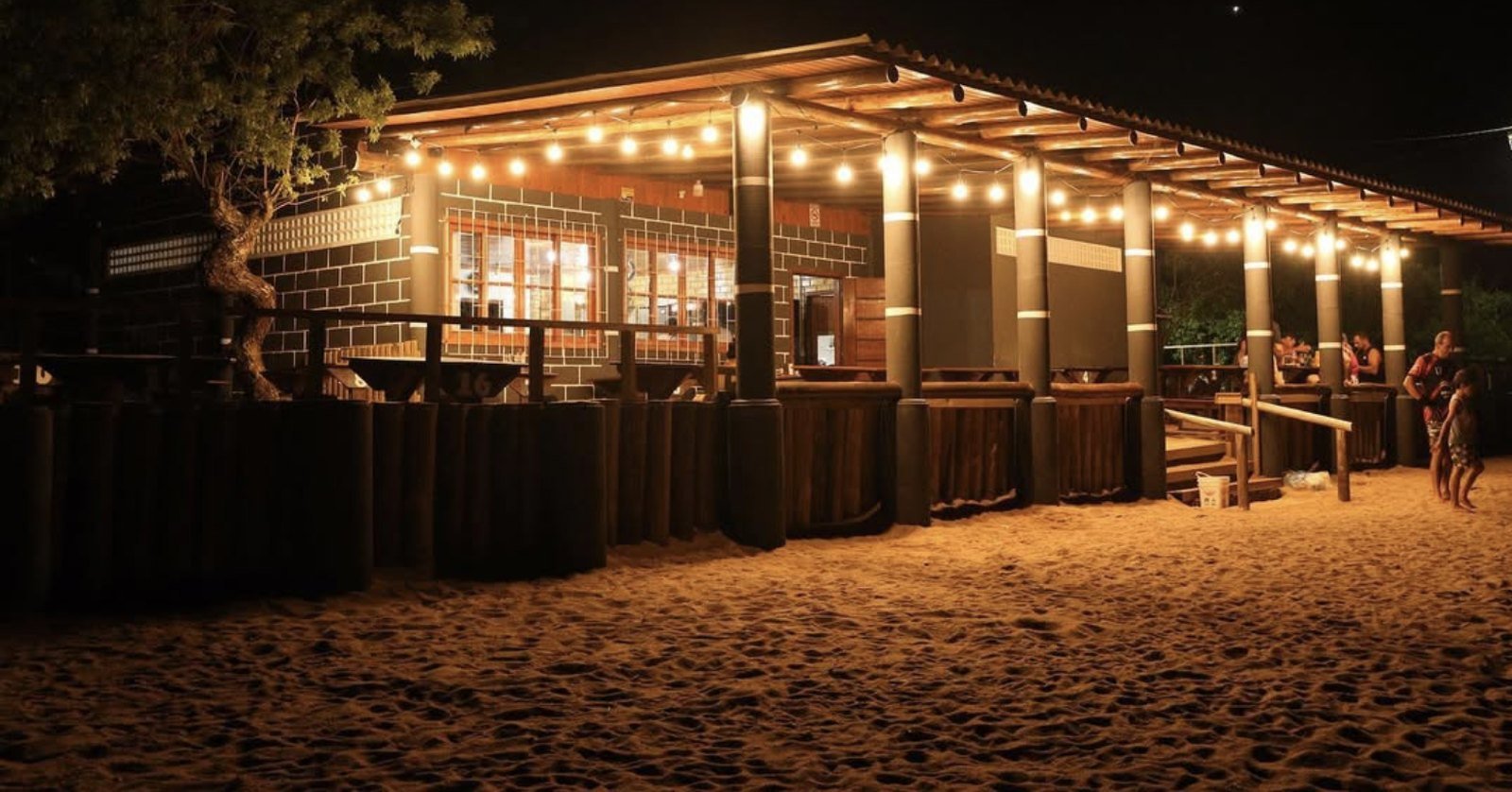 Restaurante do Claudir, at Praia de Calheiros, at dusk